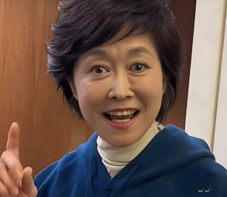 2015年敬一丹退休，走时全台为她鼓掌，她被鲜花簇拥，还以为这一切十分圆满。
她