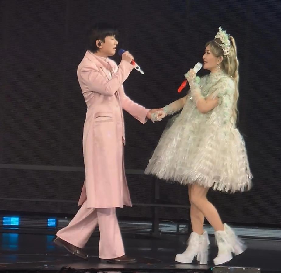 张杰太会了，谢娜演唱会本来谢娜是要自己独唱《明天过后》，前奏响起，谢娜刚开口唱，