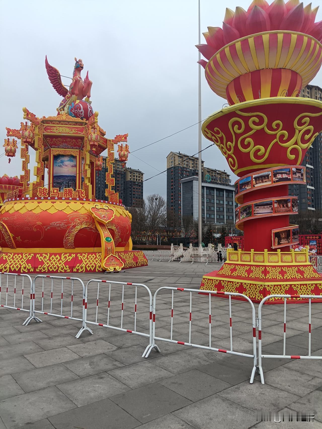 临近春节之际，小编来到了城市中的望云广场。偌大的广场，人流稀稀。只有迎接新春佳节