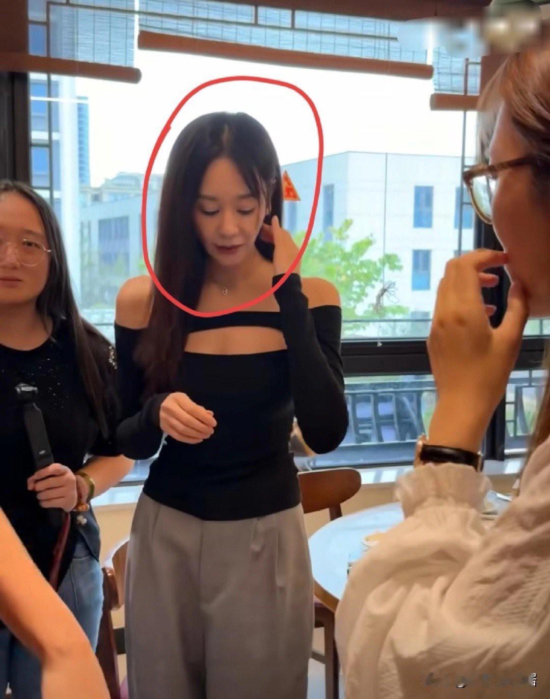 有一说一瘦下来的海陆确实变漂亮了很多！之前总有人管她叫“海大壮”，那时的她刚出道