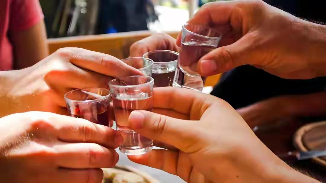 喝喜酒喝出人命，家属把新人告上法庭索赔38万！

最近，新疆的一场婚宴让人唏嘘不