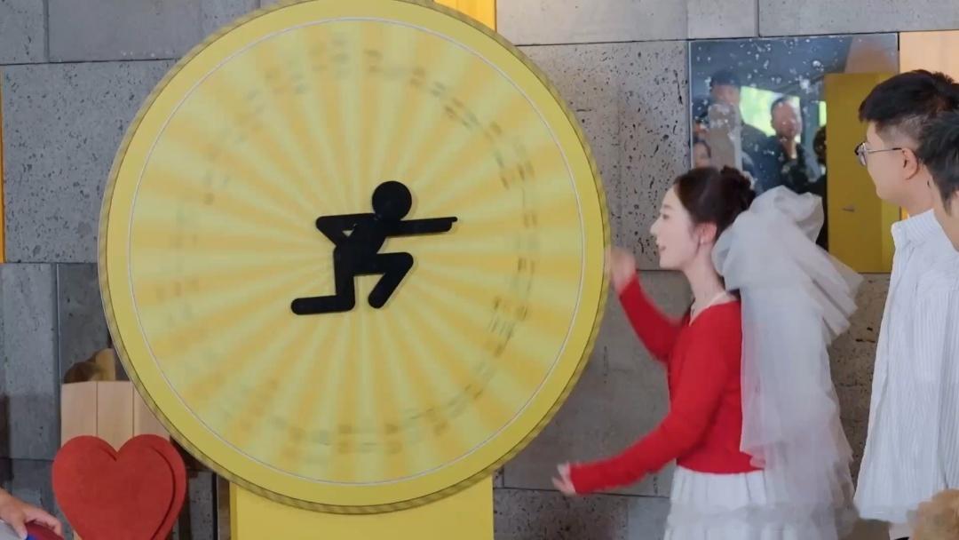 谁能拒绝这种“家庭地位”的展示啊！邓超豪气要给新人塞钱，结果被一句话问得哑口无言