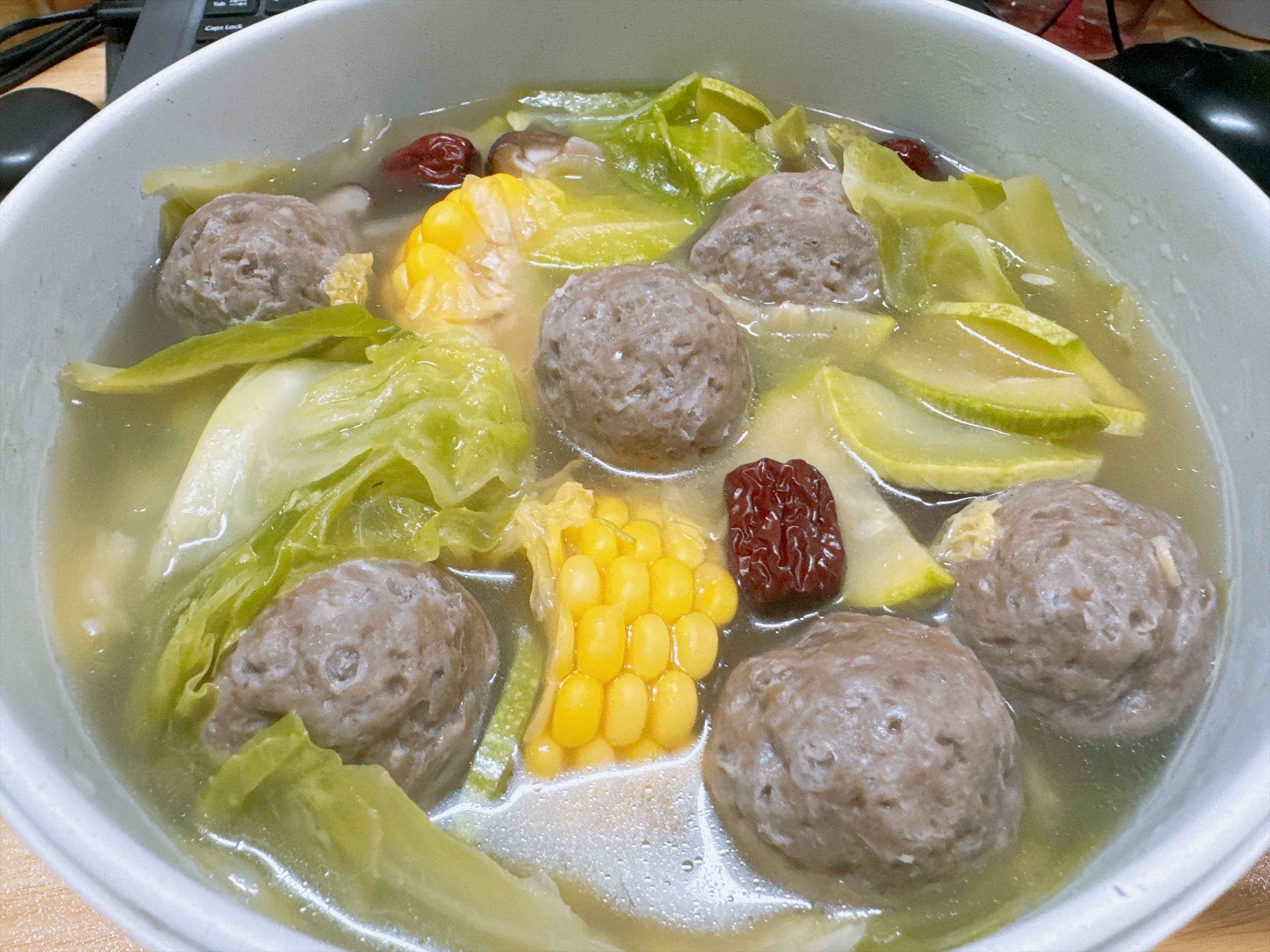 我的午饭又在办公室完成了，潮汕牛丸蔬菜大乱炖一锅出震撼美味 