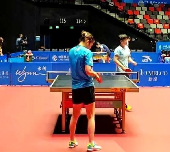 我跟你说个秘密，这才是国乒强到让人绝望的真正原因。
樊振东在陪谁练球？周启豪。