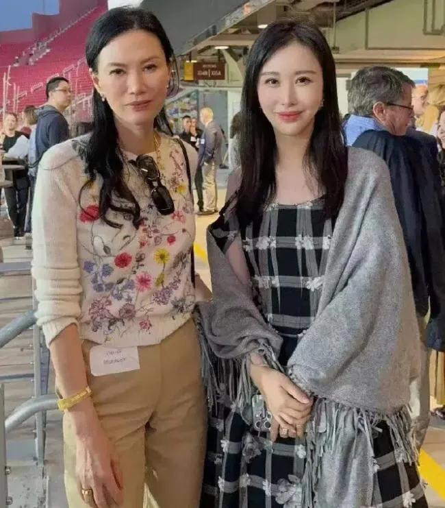 田朴珺和偶像邓文迪同框，俩人都是白富美，外表一个霸气侧漏，一个温文尔雅，性格却有