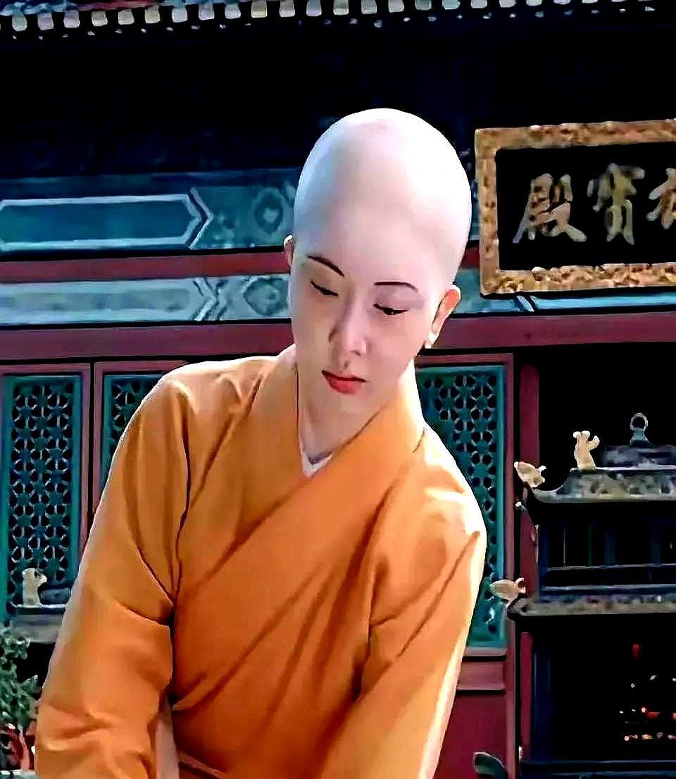 周冬雨为了《少年的你》剃寸头，这事很多人知道。
但你知道她拍完后戴了半年假发，为