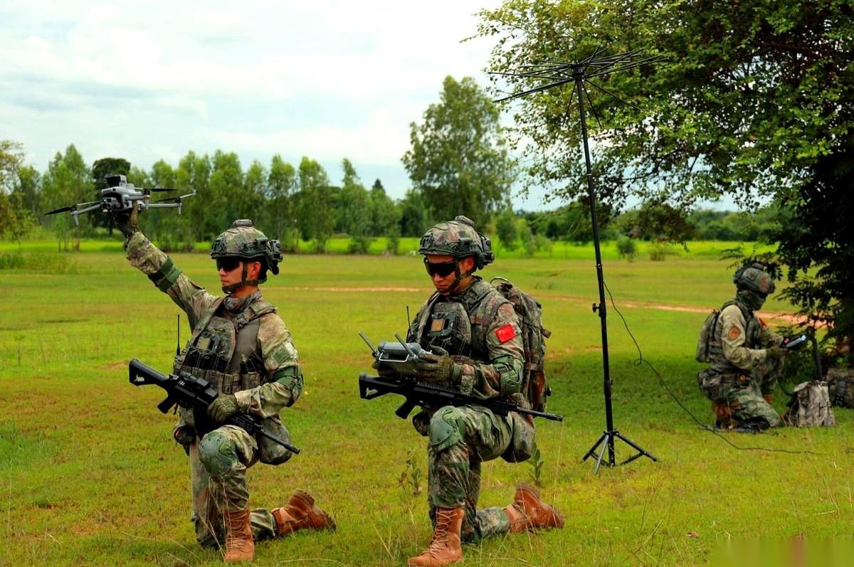 特战兵王天降异国丛林，一身顶级神装，结果一抬头……
接他们回家的，居然是个俄式“