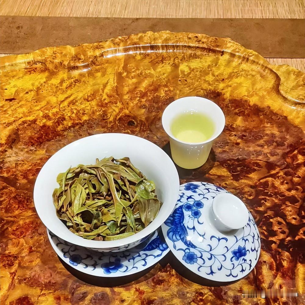 《茶时三待·浣溪沙体》
炭火殷勤煮水忙，茶烟初袅绕纱窗。新芽怯浪意彷徨。静待千回