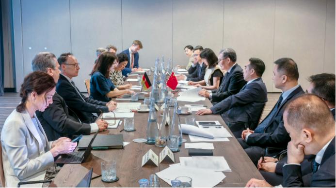 2026年6月，布鲁塞尔会议厅刚敲定中欧贸易投资磋商机制，第二天《新华社》就爆出