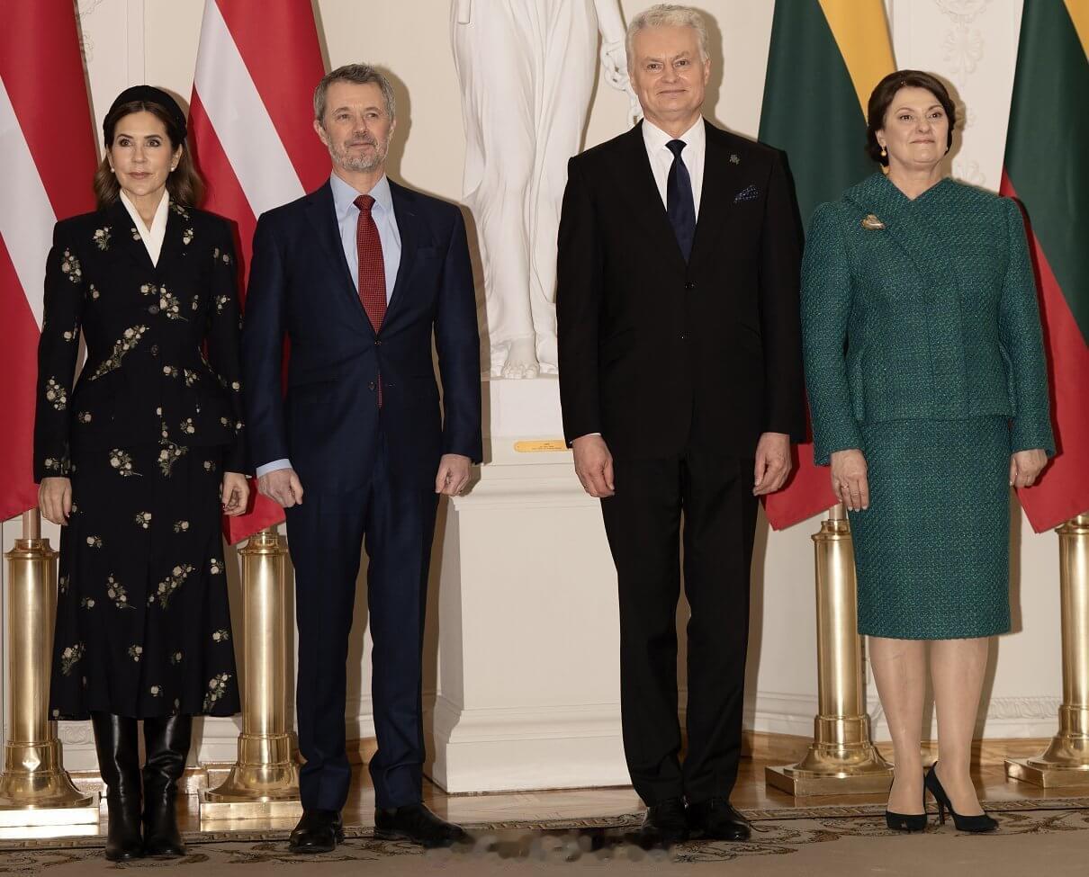 1.28 丹麦国王腓特烈十世和王后玛丽结束爱沙尼亚的访问，随即转场立陶宛。玛丽墨