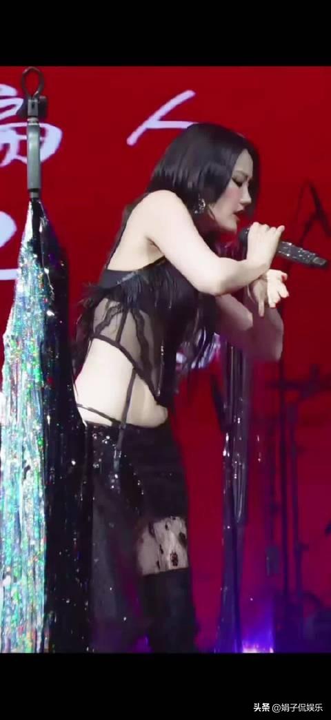 天生自带媚骨，作品堪称封神，露肤程度也不低，却始终不温不火。
黄龄尽管颜值普通，