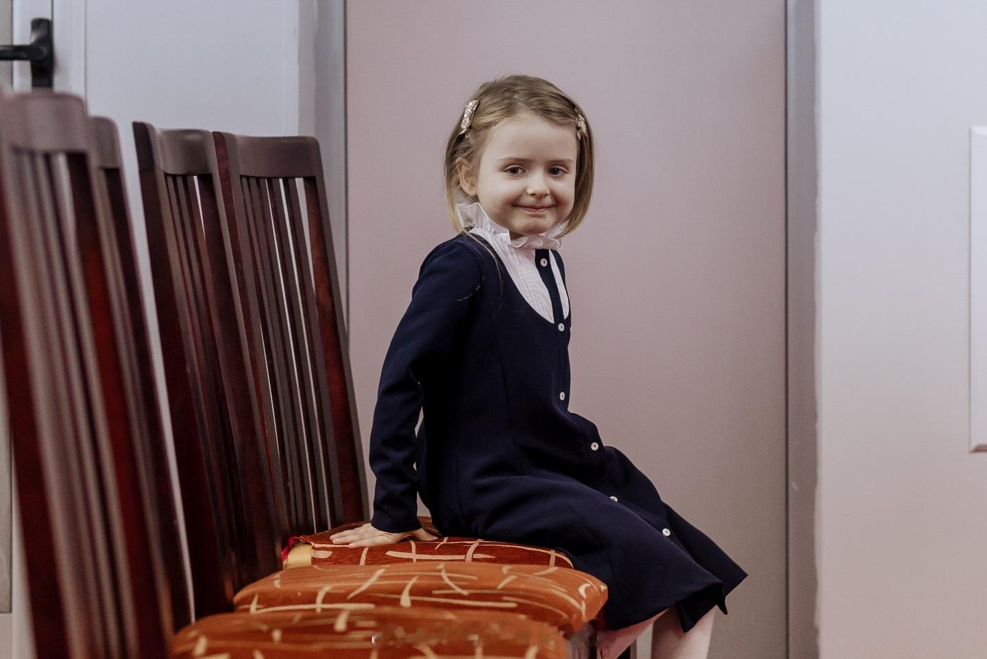 王室王室阿尔巴尼亚王室 莱卡王子带着女儿走基层没带小三，好像他这次去的地方比较保