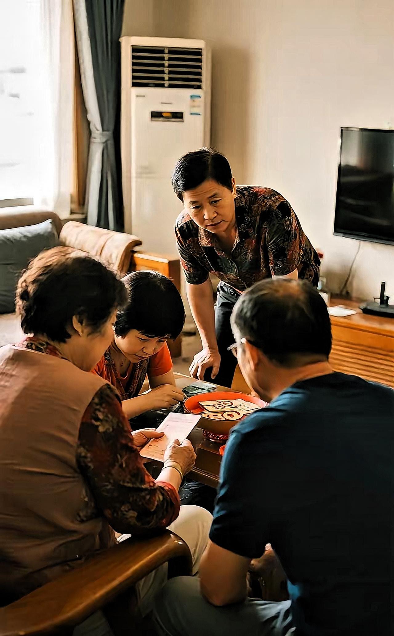 这事儿看得人心里堵得慌！俩哥哥在北京上海安家，爸妈生病12年全靠妹妹夫妻俩照顾，