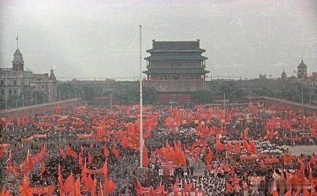 这是76年前“开国大典”时的情景。为了“开国大典”和阅兵，准备了好几个月。