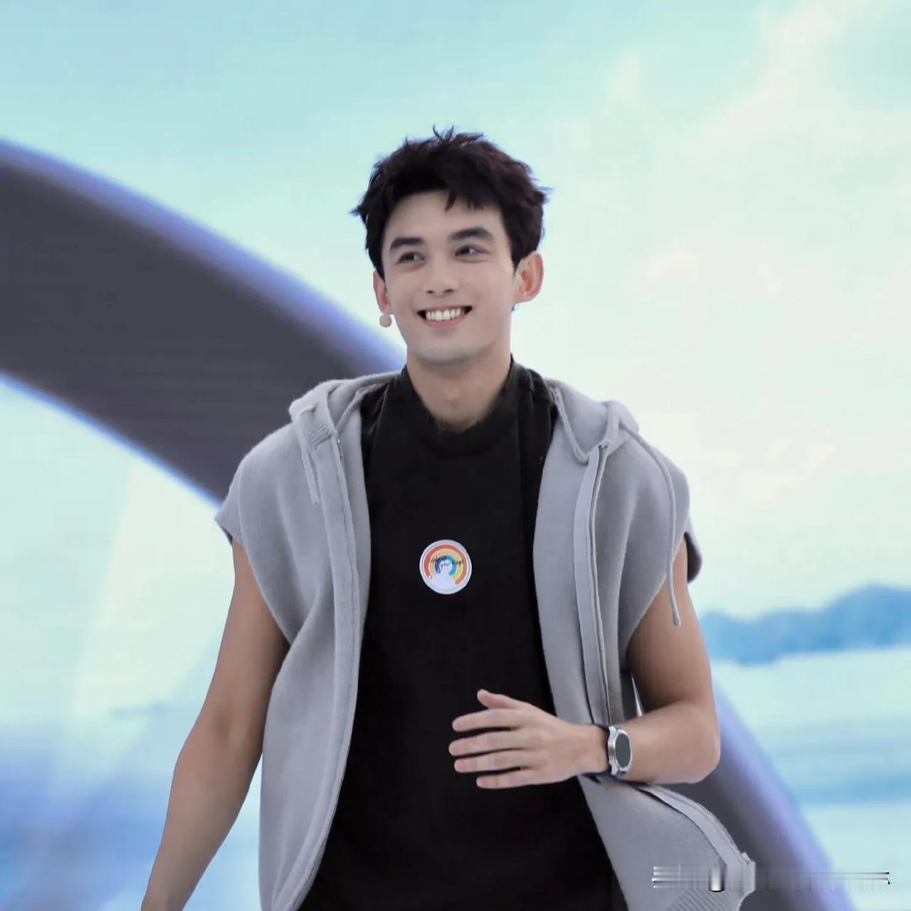 #吴磊工作室致歉#
是因为吴磊受伤了，今天原定的活动不得不取消，应该是在剧组拍戏