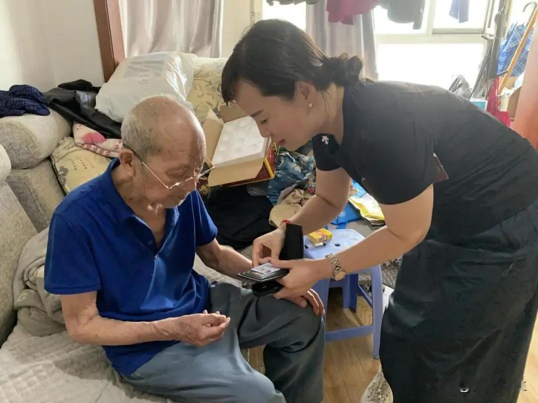 71岁拾荒21年男子领到42万养老金要弄清楚的一系列问题

近日，常德71岁，拾