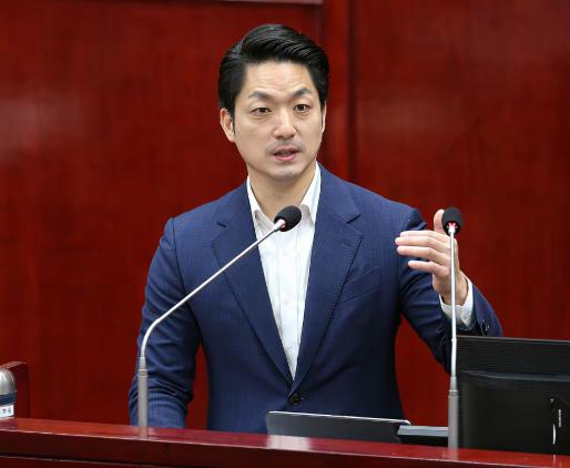 “你连中国人都不认，凭啥谈把两蒋灵柩迁回大陆？”记者曾经一句追问，让蒋万安当场愣