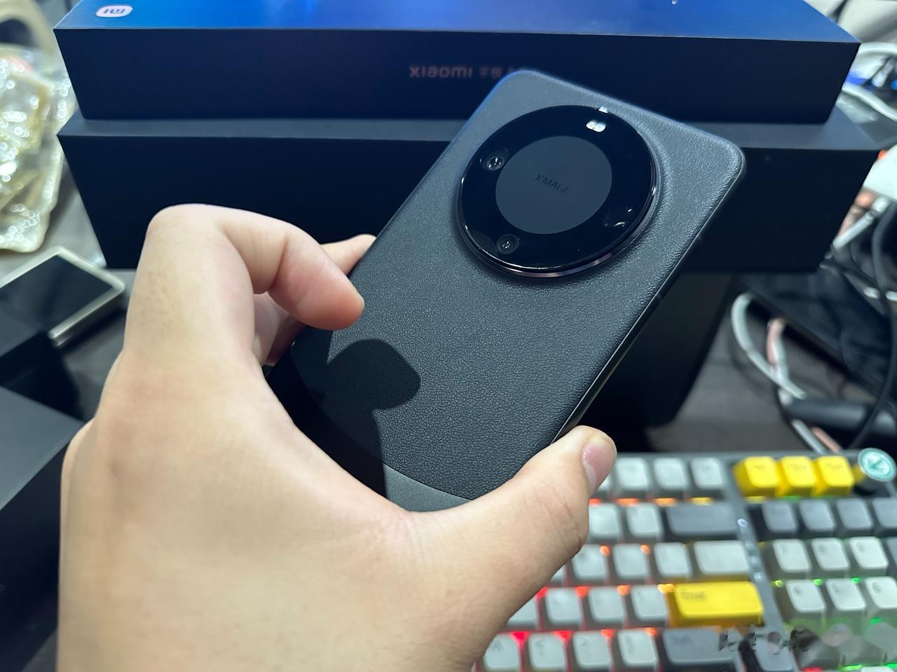 我终于拿到了这部遥遥领先的华为Mate60 Pro，部分喷子口中的智商机，我抢了