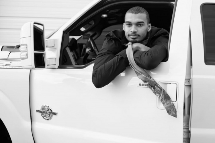 文班亚马最遗憾的是无法驾驶普通大小的汽车，尽管在青少年时期，他曾将座椅推到最远，