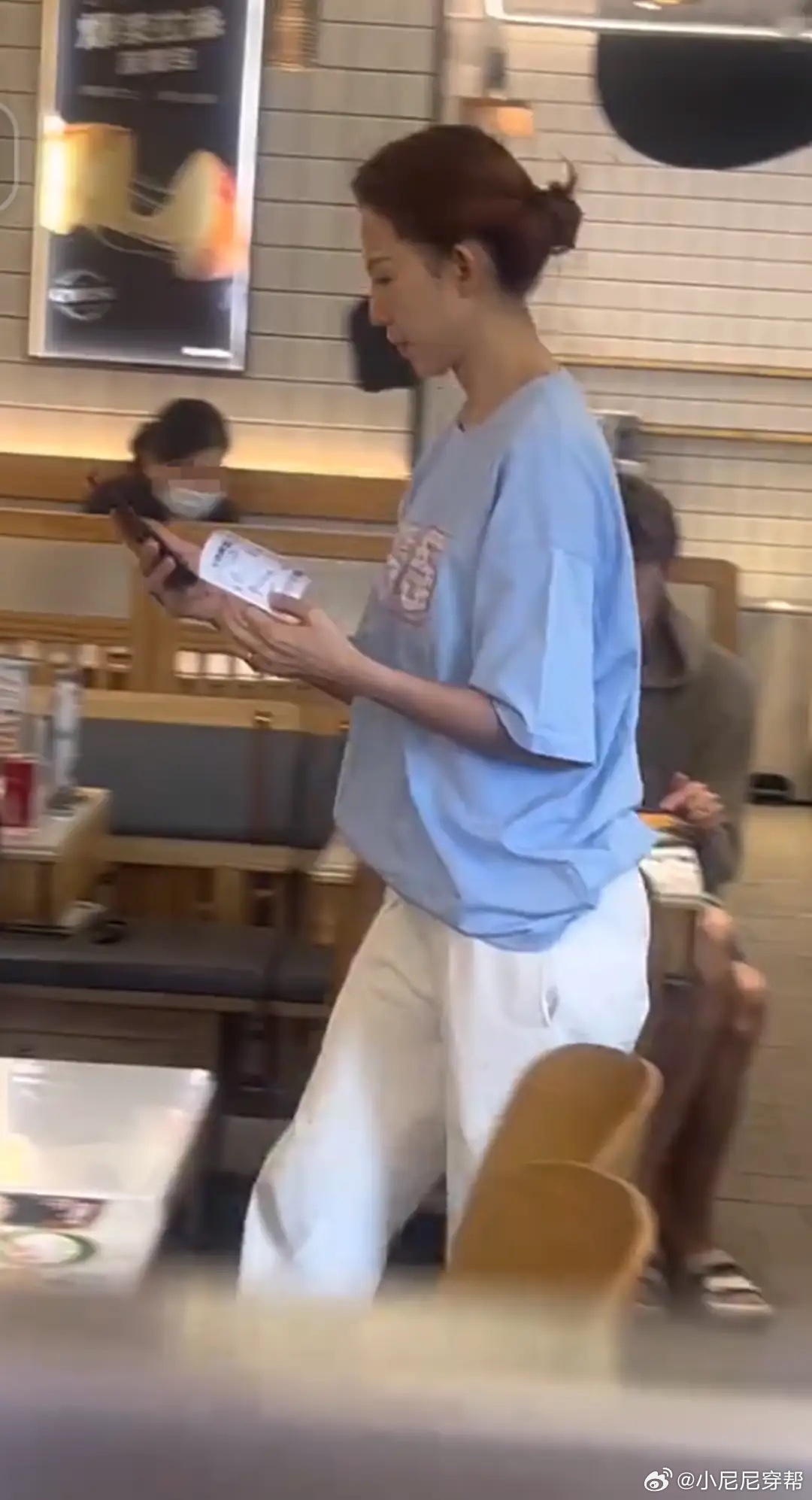 香港偶遇蔡少芬一家，没想到张晋这么矮，儿子戴眼镜才6岁就近视！ 