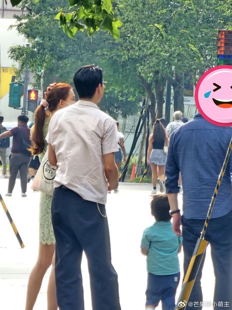 #林志玲与老公带儿子逛街##林志玲夫妇带儿子逛街# 台媒拍到林志玲夫妇带儿子逛街