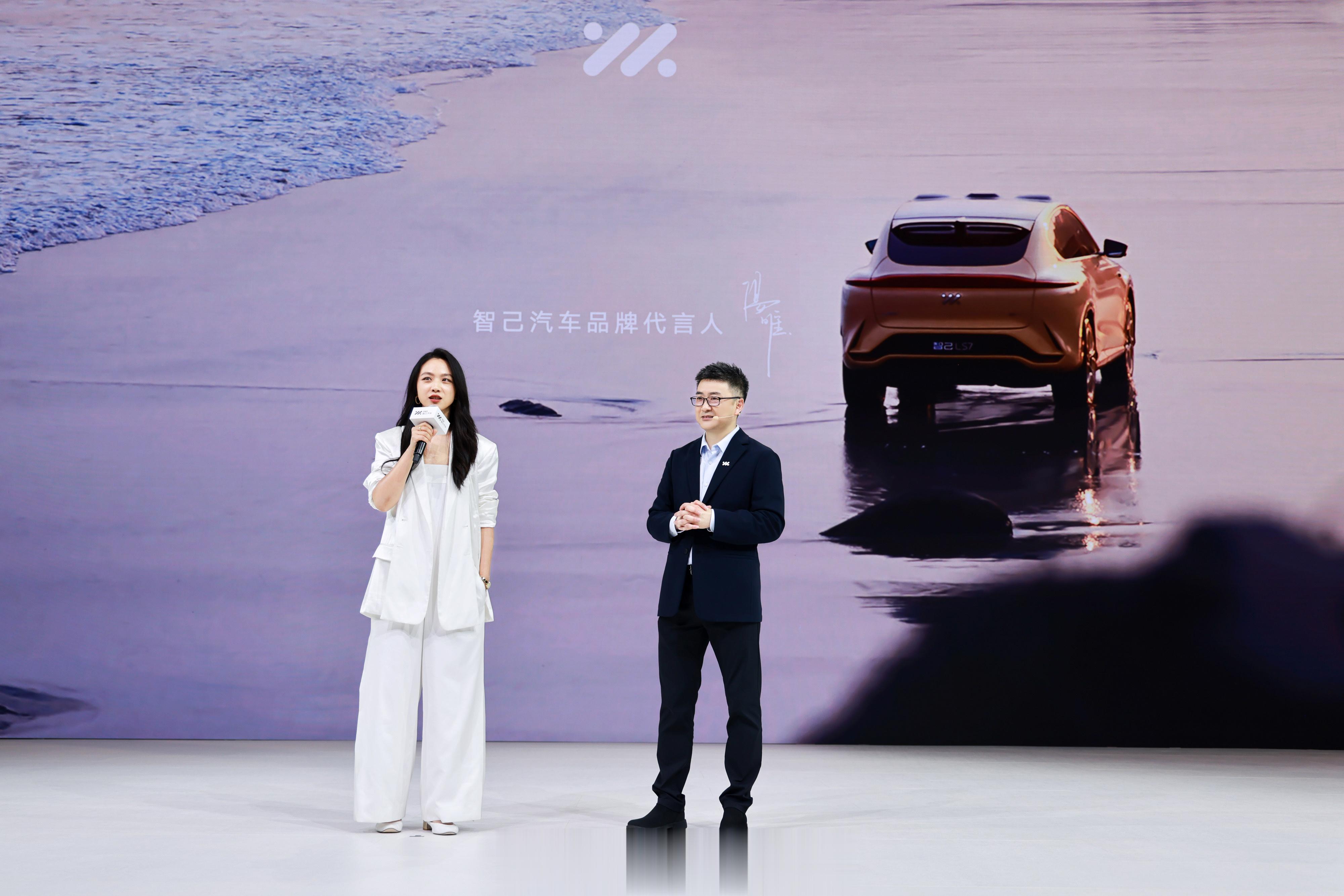 当时我和汤唯的距离，就只差一辆智己这么近…今天智己品牌的官方代言人汤唯女士华丽亮