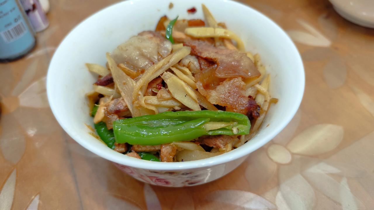 真心话茶局又是简单美好的一餐，生姜回锅肉，凉拌萝卜丝儿，还有大米饭！晒出你今天的