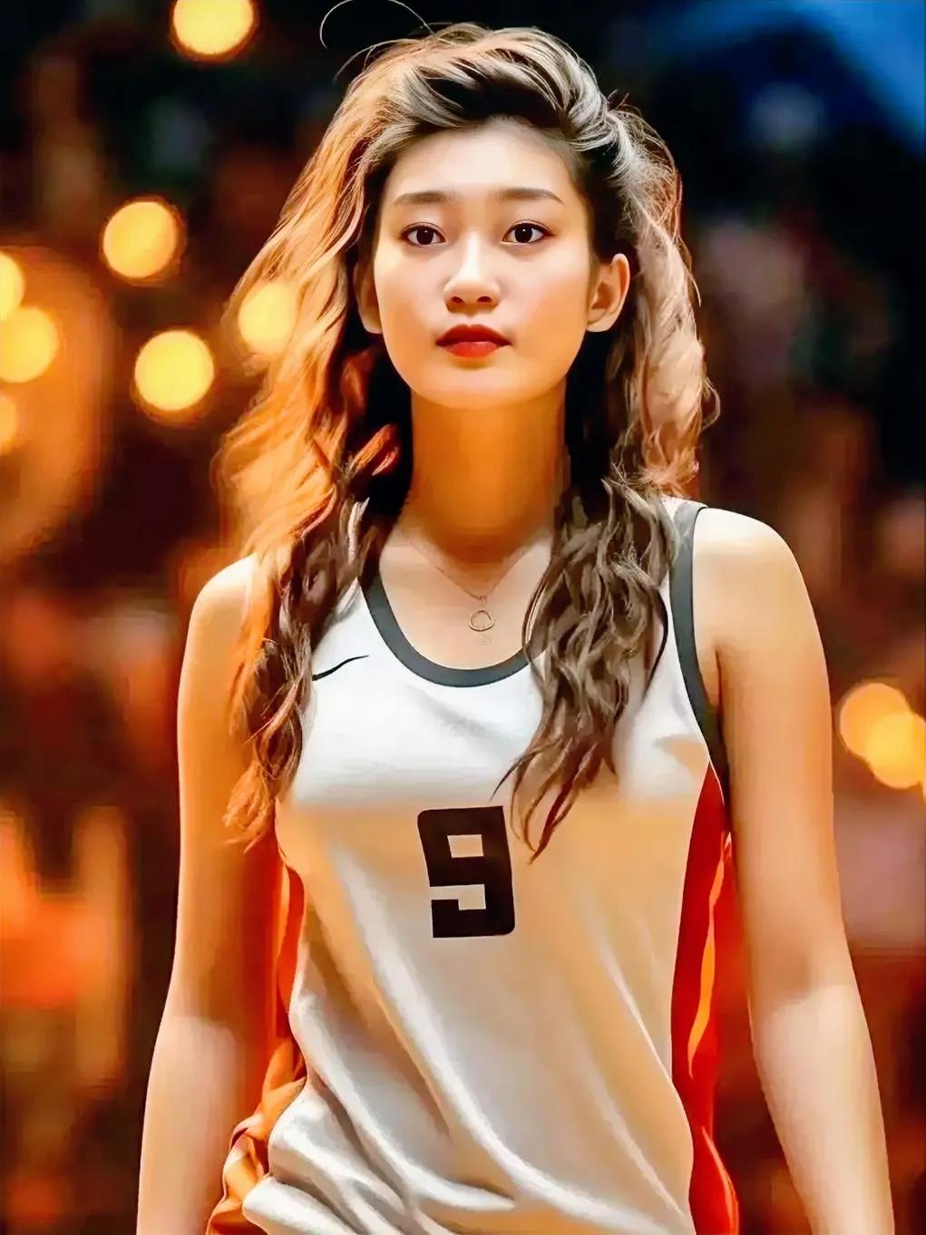 目前来看，中国女篮实力最强的球员就是李梦，以下这三位球员可以勉强与她竞争一下女篮
