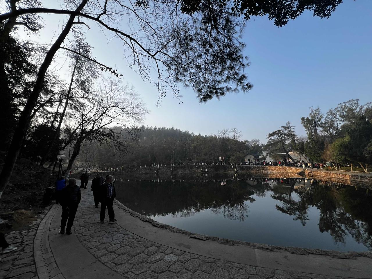 天刚蒙蒙亮，来自全国各地的群众自发的从各个方向汇聚到此，太阳刚出来，这里已经是人