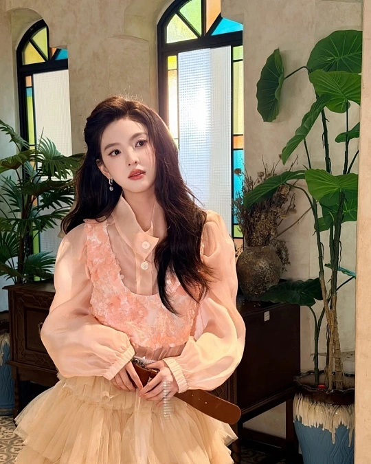 章若楠粉色套装这是什么人间水蜜桃！章若楠这套Maison Wester柔粉翻领套
