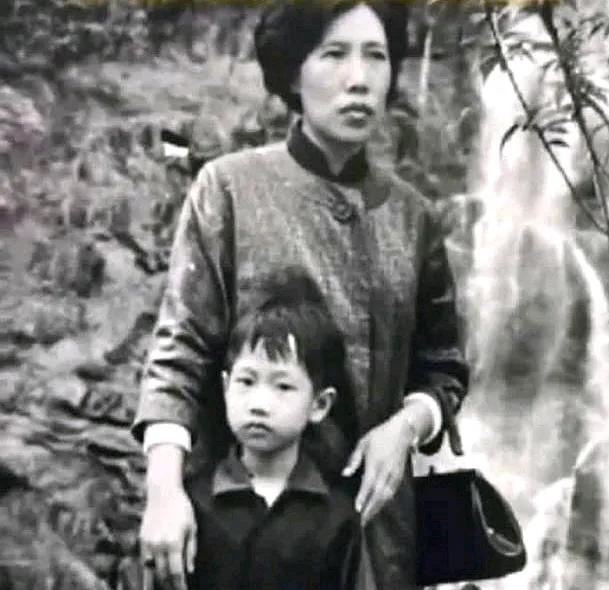8岁时的郭台铭和母亲初永真的合影，
原来成就台湾首富的是他的母亲。

日前，郭台