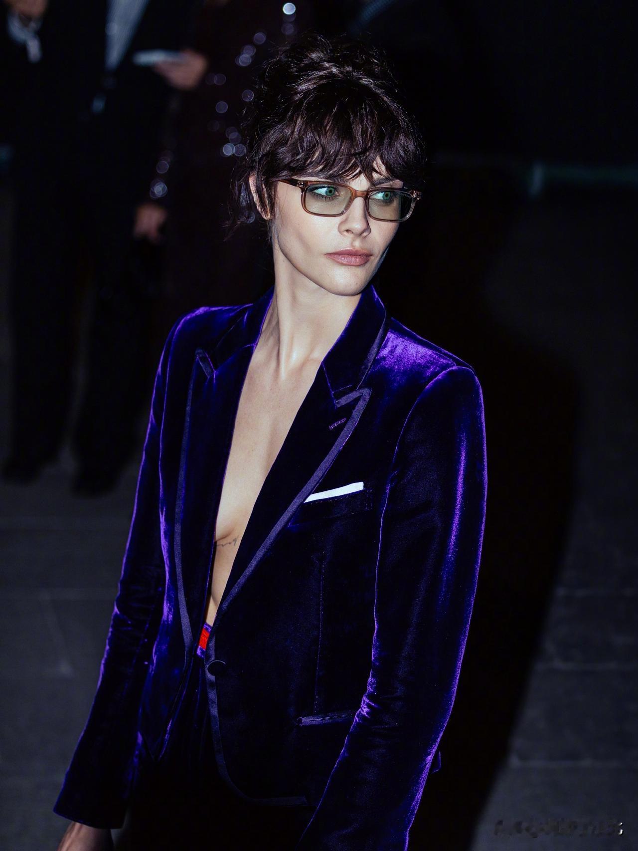 外娱资讯，Cara delevingne 近日出席了出席Tom Ford 202