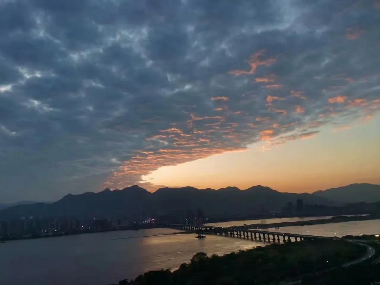 #开车过积水路面时你会减速吗#开车过积水路面时，你会减速吗？🤔这看似是一个简单
