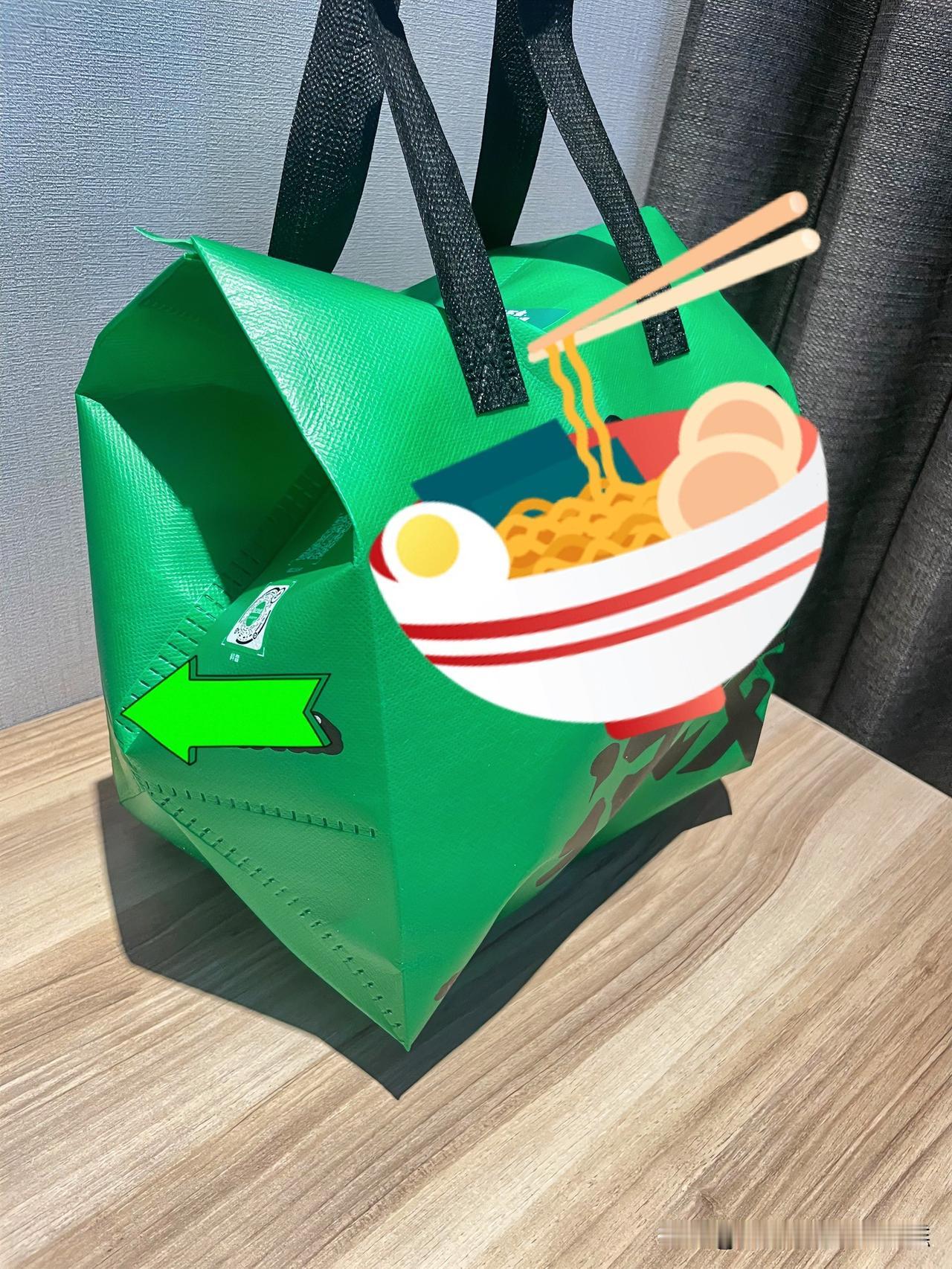 外卖行业现在进入三家分争时期。
以前我们点外卖主要就两个平台，挑一个习惯的来。现