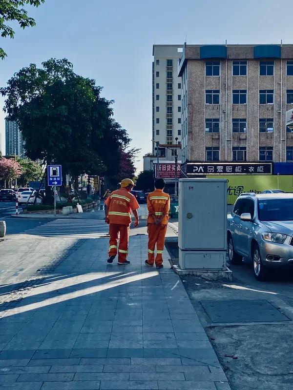 我选“忙”。每天就像个陀螺，转个不停。早上一睁眼，先处理工作邮件，接着开会、对接