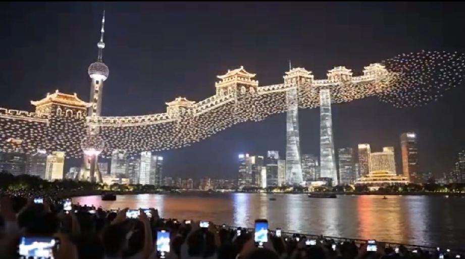 上海外滩的无人机表演简直太震撼了！5月7日晚，为庆祝广誉远480周年，6500架