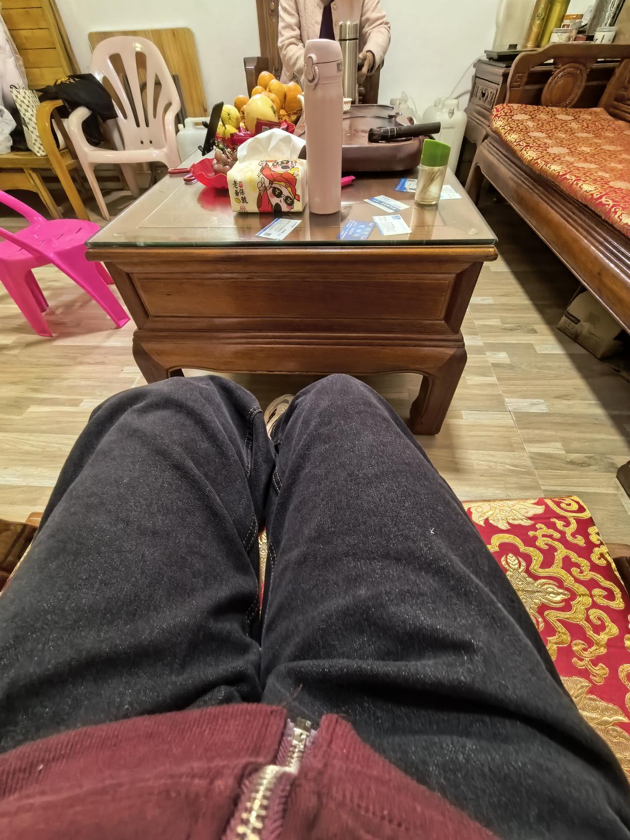 给婆婆剪脚趾甲，婆婆竟然害羞了。
结婚那天婆婆穿的皮鞋，一天下来婆婆的大脚趾伤了