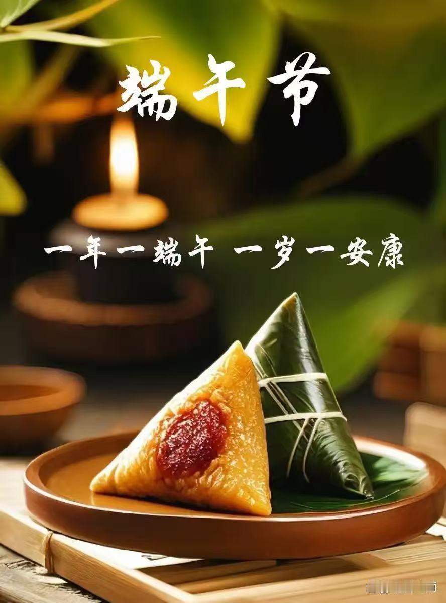 如梦令·大雨迎端午
云裂千峰倾注，万斛银珠飞舞。
艾影浸苍茫，龙舸沉烟难渡。
凝