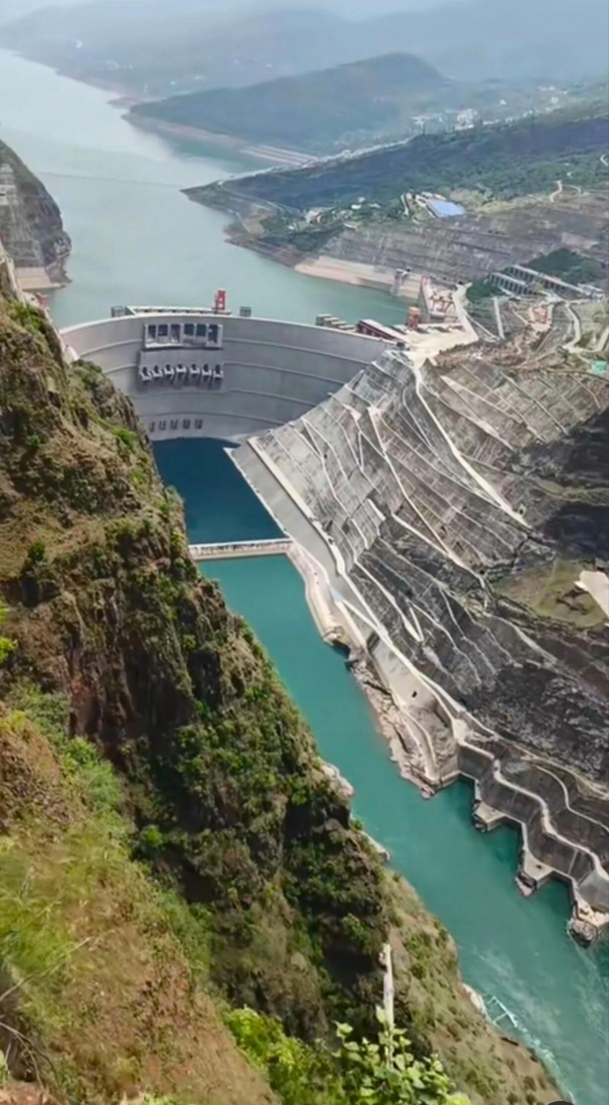 白鹤滩水电站，雄伟壮观，中国自主设计建造，"西电东送"的核心工程。为承建的工程师