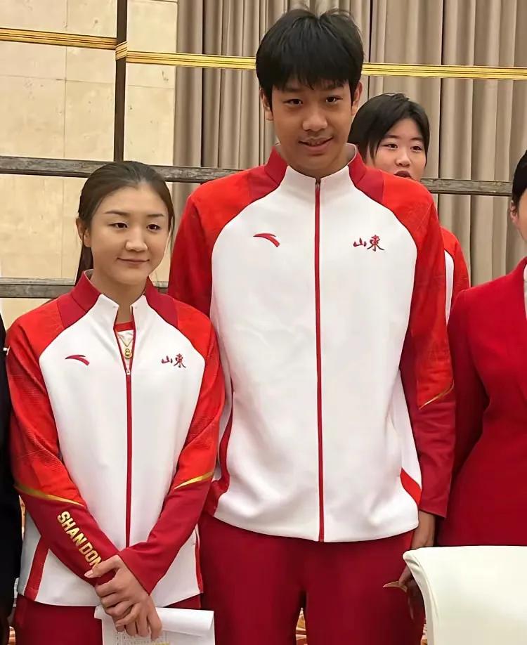 陈梦和张展硕这张合影，越看越有意思，这俩青岛娃同框，眉眼竟莫名地相似，这长得也太