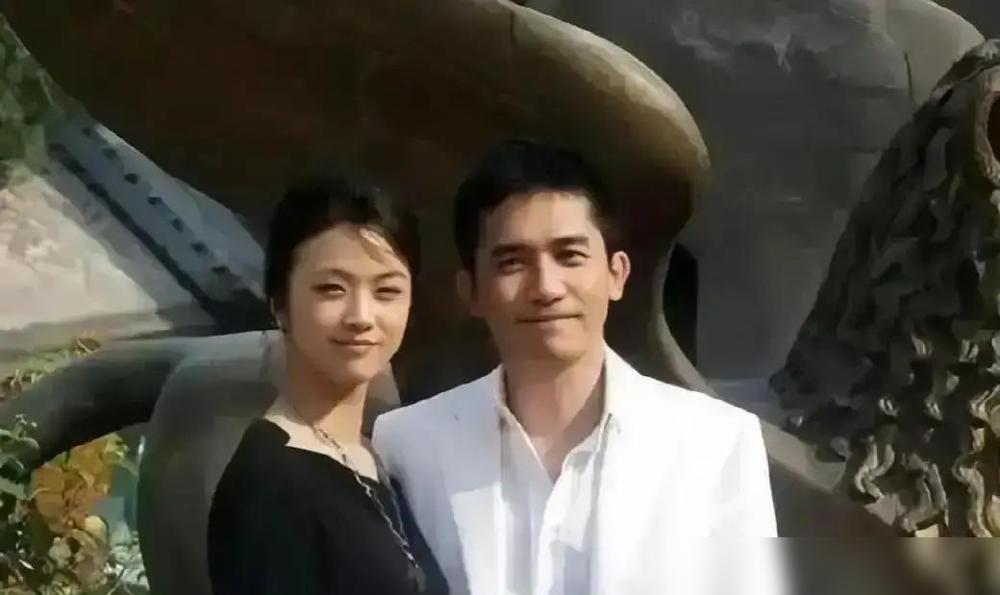 梁朝伟的手在发抖。不是表演，是生理反应。拍完那场戏他冲到走廊干呕，汤唯哭了三天出