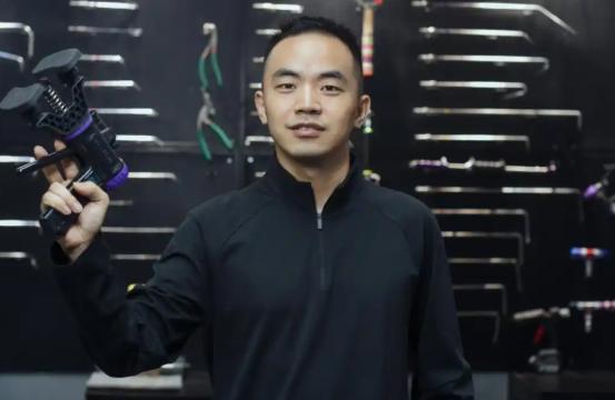 “一个月赚两万不难，不比在大厂赚得少。”武汉汽修界来了个“高材生”。

从小就听