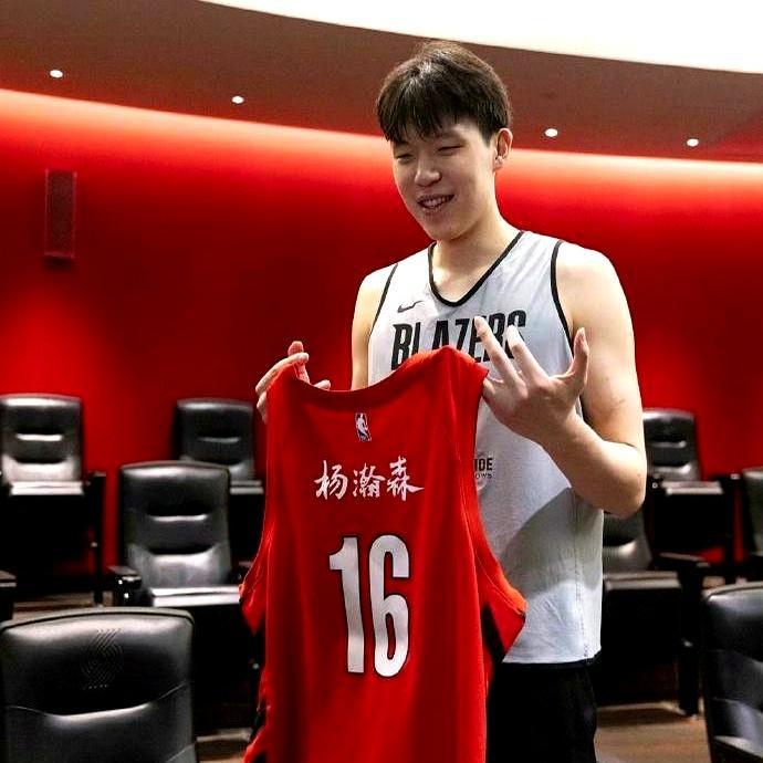 球队给他办“主题之夜”，5000个杯子免费送，结果人早被下放到发展联盟了。
 