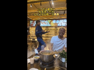 笑岔气了！一家餐厅里，一位爸爸跑到儿子打暑假工的店里吃饭，万万没想到，饭吃着吃着