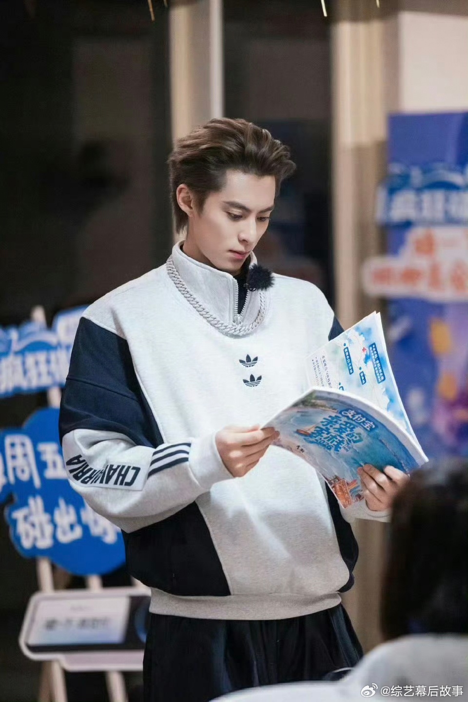  做事认真，待人真诚，王鹤棣的老板气质越来越足 王鹤棣养成系老板亲爱的客栈