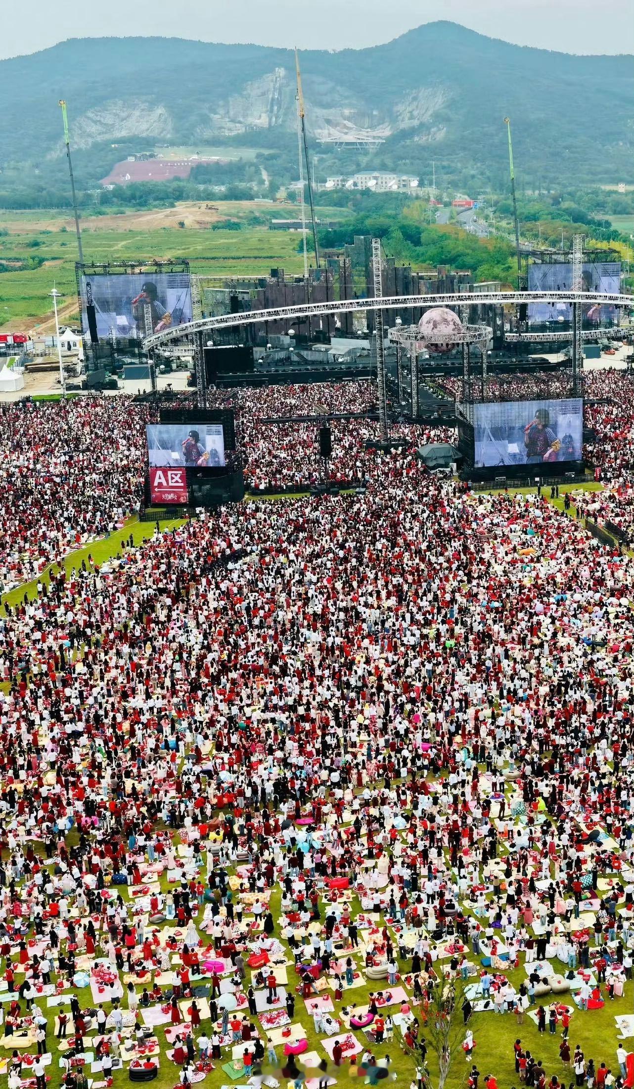 华晨宇曾2天带动南京汤山21万客流 汤山以前是个安静的小镇，华晨宇去开完演唱会之