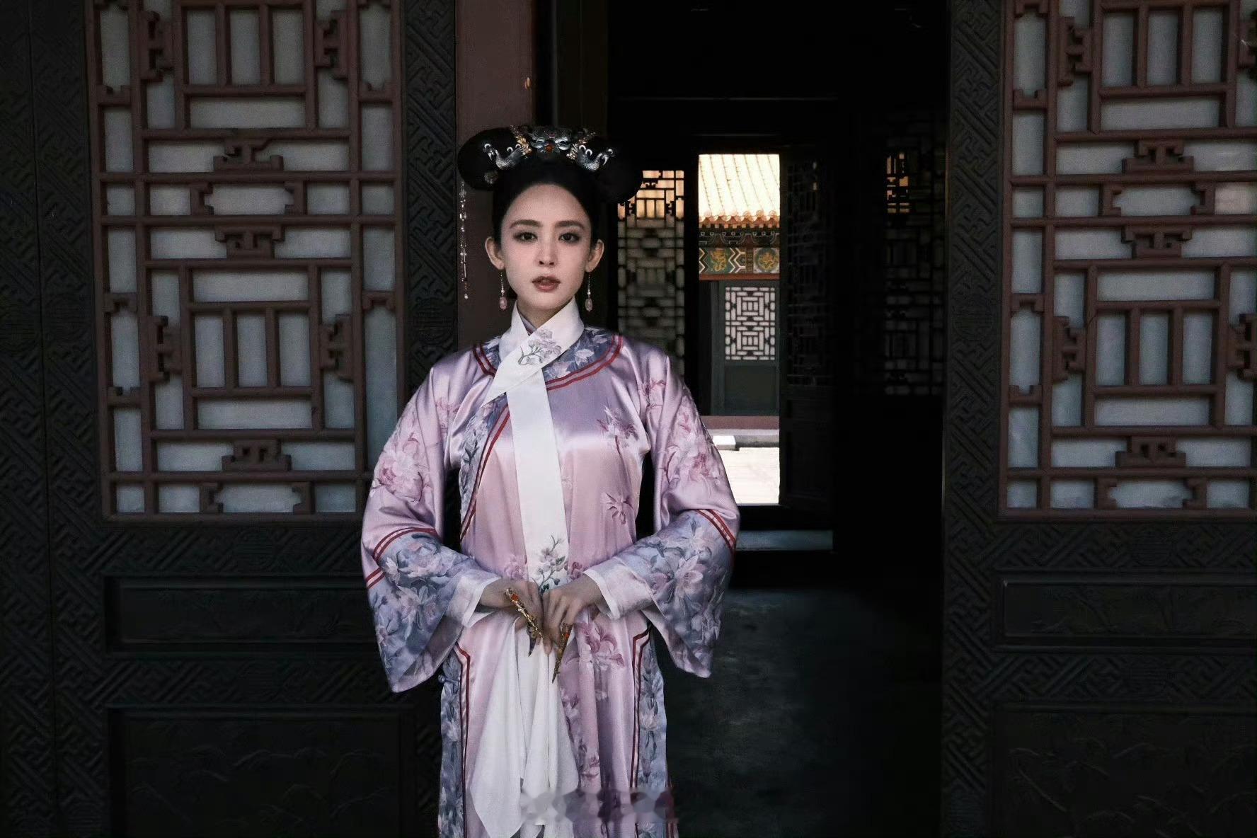 娜扎cos甄嬛，好可人的一张小脸，护甲一戴秒变钮祜禄了