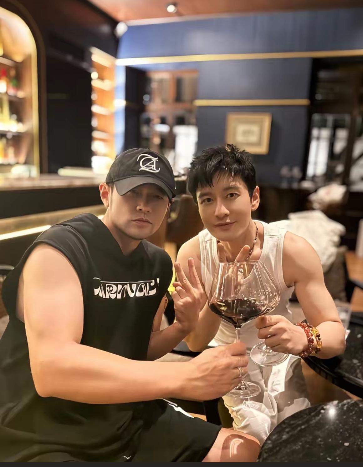 黄晓明和周杰伦喝的是饮料还是红酒啊