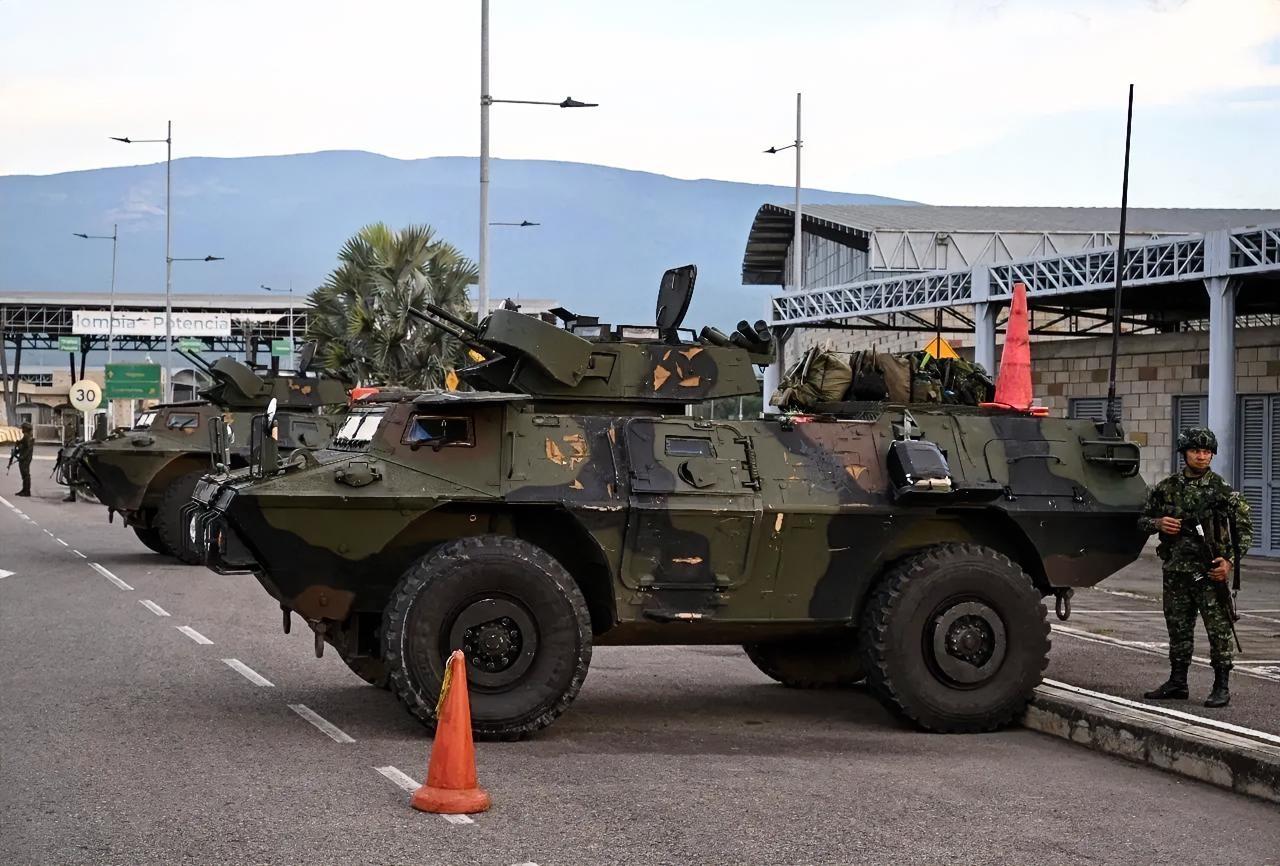 1月3日凌晨的枪声，刺破了加勒比海沿岸惯常湿热的黎明。当美国特种部队在委内瑞拉首