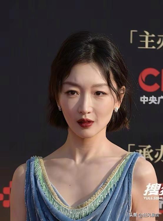 周冬雨，把红毯玩出了新花样！

3月20日晚，三金影后周冬雨突然冲上热搜，不是因